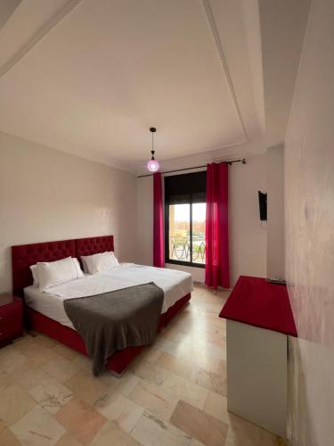 um quarto com uma cama grande e uma janela em Dar Yasmine em Marrakech