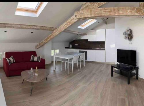 un salon avec un canapé rouge et une table dans l'établissement VILLA STELLA 2 Tropez, à Saint-Tropez