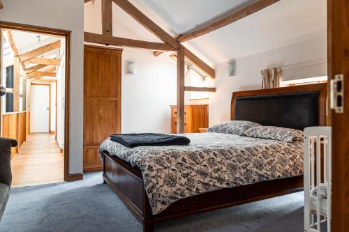 um quarto com uma cama num quarto em West Town Barn em Exeter