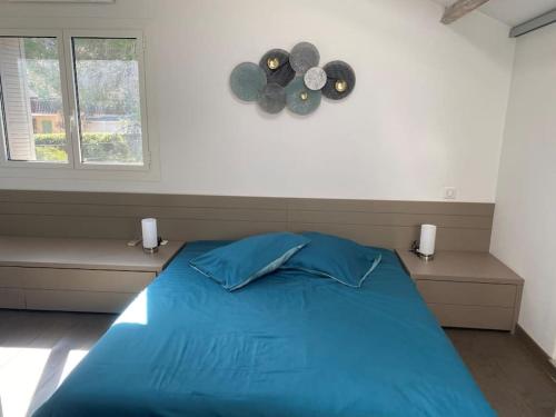 - une chambre avec un lit bleu et un ventilateur dans l'établissement VILLA STELLA 2 Tropez, à Saint-Tropez