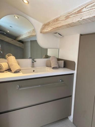 une salle de bain avec un lavabo et un miroir dans l'établissement VILLA STELLA 2 Tropez, à Saint-Tropez