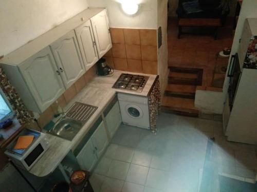an overhead view of a kitchen with a stove at Maison de village avec jardin in Saint-Louis-et-Parahou