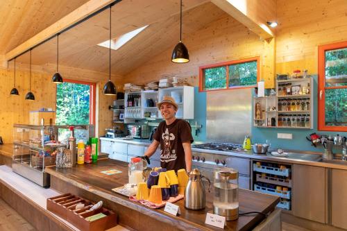 Un homme debout dans une cuisine avec un comptoir dans l'établissement THE TENT - Youth Only - Buchung leider nur bis 30 Jahre möglich!, à Munich