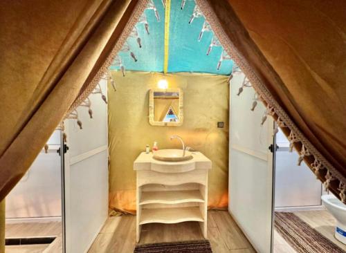 Koupelna v ubytování Luxury Bedouin Camp