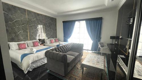 - un salon avec un canapé, un canapé et une chaise dans l'établissement BERUNTUNG KE BARI RESORT @ PANTAI PENARIK, à Kampong Bari Kechil