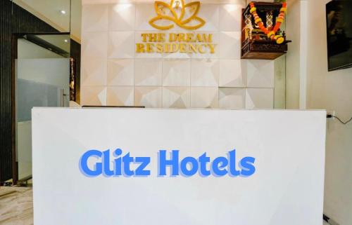 een bord voor een citz hotel bovenop een koelkast bij New Dream Residency By Glitz Hotels in Mumbai