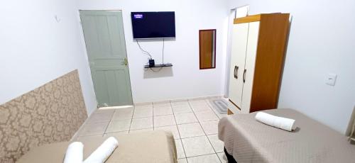 Una televisión o centro de entretenimiento en Flat JM