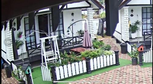 Casa con porche con banco y sombrilla en BERUNTUNG KE BARI RESORT @ PANTAI PENARIK en Kampong Bari Kechil