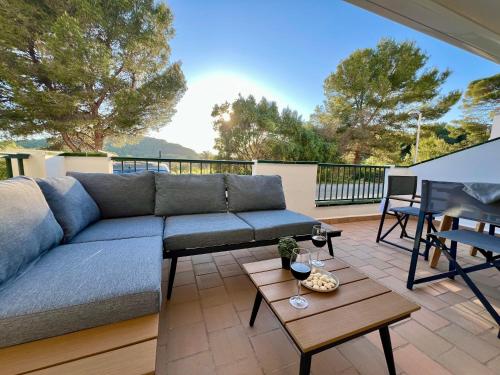 a living room with a couch and a table at Apartamento Brisa de Menorca in Son Parc