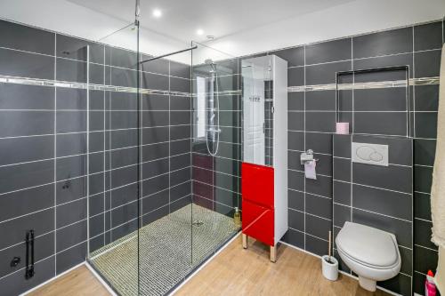 une salle de bain avec une douche en verre et des toilettes dans l'établissement Villa Rive Ault, à Ault