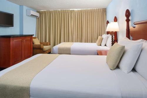 Ein Bett oder Betten in einem Zimmer der Unterkunft Ewa Hotel Waikiki