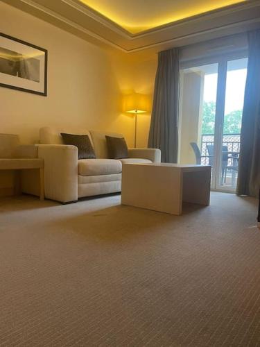 un salon avec un canapé et une table dans l'établissement Sydney, à Juvignac