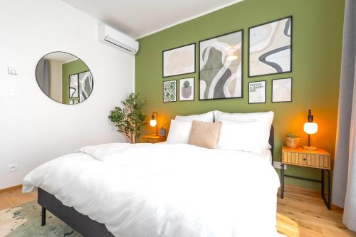 Кровать или кровати в номере Stylish Apartment - Free Parking, Cinema, by Gravity Prague