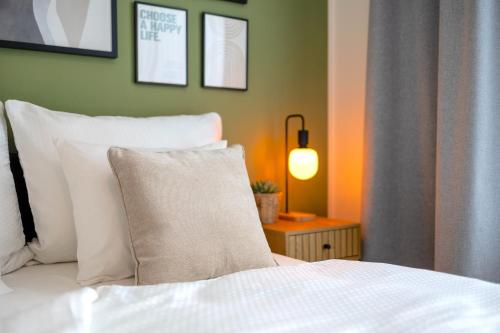 Кровать или кровати в номере Stylish Apartment - Free Parking, Cinema, by Gravity Prague