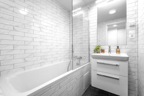 Ванная комната в Stylish Apartment - Free Parking, Cinema, by Gravity Prague