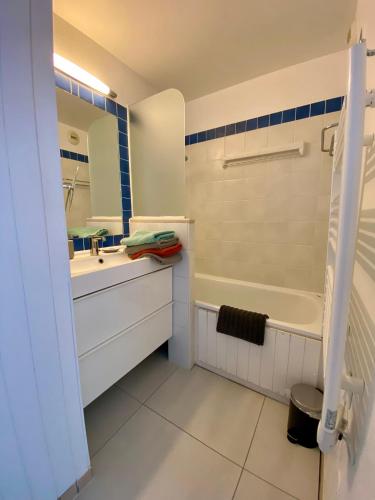 une salle de bain avec une baignoire, un lavabo et une douche dans l'établissement Charmant appartement en front de mer avec piscine, à Lacanau-Océan
