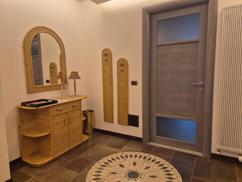 bagno con porta in legno e specchio di Il rosone a Tirano