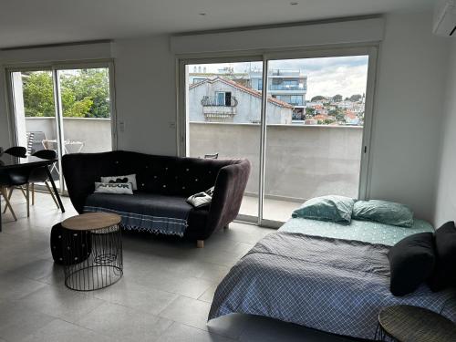 ein Wohnzimmer mit einem Bett und einem Sofa in der Unterkunft Antibes appartement in Antibes