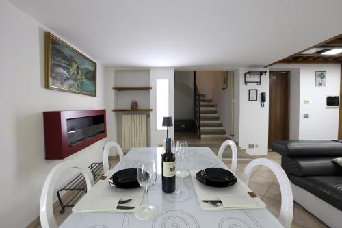 ヴェルチェッリにあるLoft Piazza Cavour Vercelliのテーブルと椅子とソファのあるリビングルーム