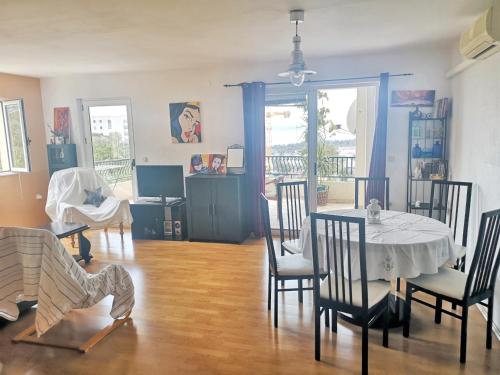 Nhà hàng/khu ăn uống khác tại 2 bedrooms apartement at Makarska 800 m away from the beach with sea view furnished terrace and wifi