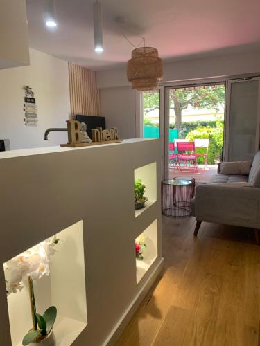 un salon avec un canapé et une table dans l'établissement Beau T2 avec jardin Fréjus plage, à Fréjus