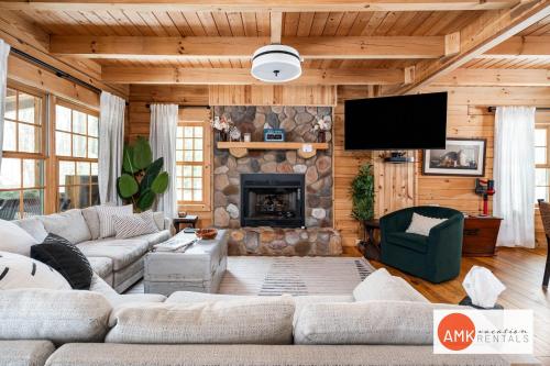 Μια τηλεόραση ή/και κέντρο ψυχαγωγίας στο Wonderful Log Cabin near private beach and lake access