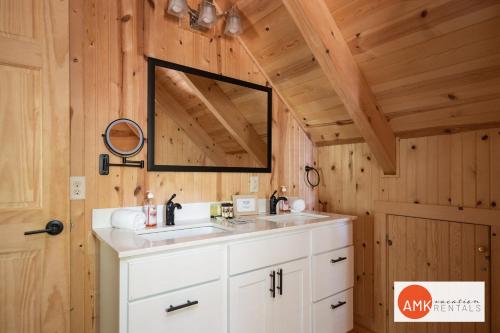 un bagno con lavandino e specchio di Wonderful Log Cabin near private beach and lake access a Saugatuck