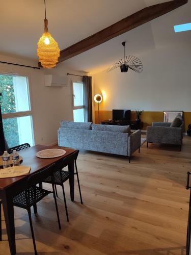 un salon avec une table et un canapé dans l'établissement Le petit 1881, à Ampuis