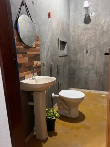 a bathroom with a sink and a toilet at Pousada Recanto do Tucano in Cavalcante