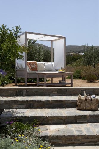 Сад в Sea Paros Holiday Villa with panoramic views over Naoussa bay
