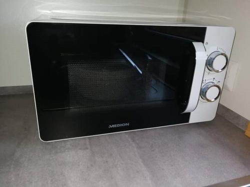 a microwave oven sitting on top of a counter at Tiny House Wemding in Wemding