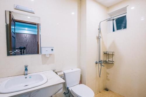 uma casa de banho com um WC, um lavatório e um chuveiro em Villa Sao Biển 15 FLC Sầm Sơn em Sam Son