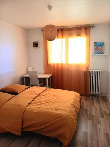 une chambre avec un lit et un bureau avec un ordinateur portable dans l'établissement Beau 3 pièces de 65m2 climatisé, à Nice