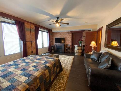 1 dormitorio con 1 cama y 1 sofá en The Swope Manor Bed & Breakfast en Gettysburg