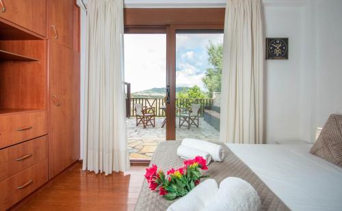Un dormitorio con una cama con flores. en The Stone House en Áyios Dhimítrios