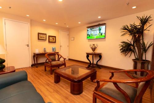 una sala de estar con un sofá y una mesa en Rede Andrade Canada, en Río de Janeiro