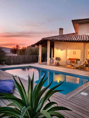une villa avec piscine devant une maison dans l'établissement La Casa Soliam, à Bonifacio