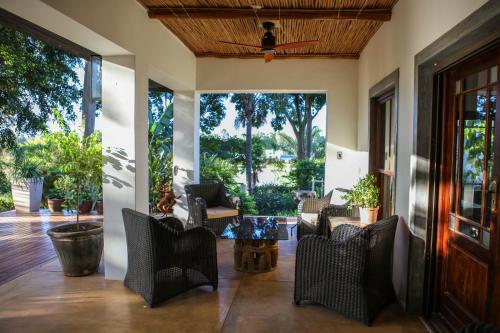 Ein Sitzbereich in der Unterkunft Klawervlei Stud Guest House