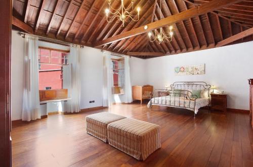 un soggiorno con un divano e una poltrona di La casona de la rambla a San Juan de la Rambla