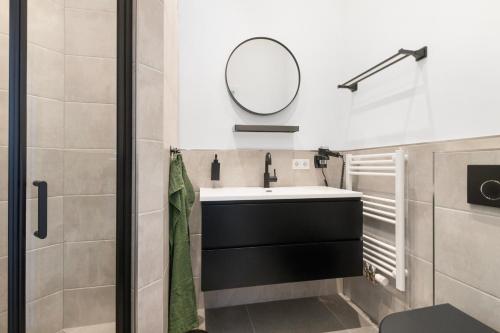a bathroom with a sink and a mirror at Modernes Apartment in Waltrop mit top Anbindung in Waltrop