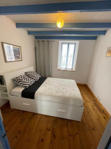 une chambre avec un lit avec un plafond bleu dans l'établissement Charmante Maison de village, à Livron-sur-Drôme