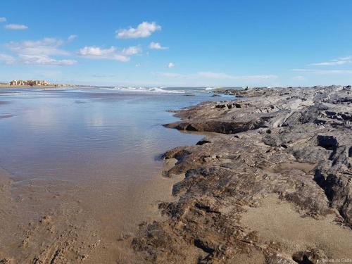 - une vue aérienne sur une plage rocheuse avec l'océan dans l'établissement Appartement avec balcon proche plage, à Saint Pierre La Mer