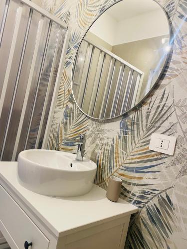a bathroom with a sink and a mirror at Bell'Arè in Barletta