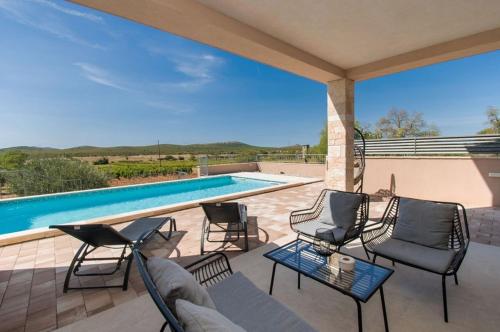 Imagen de la galería de Villa Meadow with swimming pool, en Budak