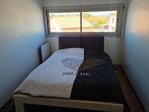 - un petit lit dans une petite chambre avec fenêtre dans l'établissement Barcares Paradise, au Barcarès