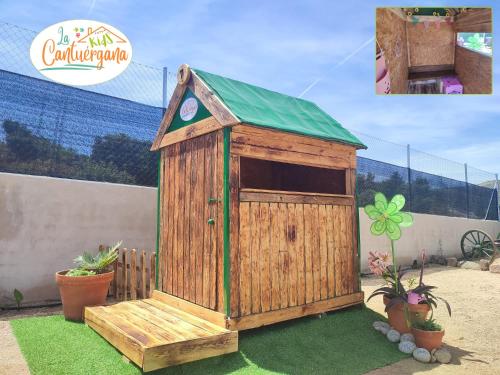 une petite cabane en bois avec un toit vert dans l'établissement Alojamiento Turístico La Cantuérgana, à San Martín de Montalbán