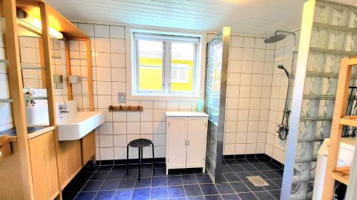 y baño con lavabo y ducha. en Fancy 2 bedroom flat, Cathedral View !, en Trondheim