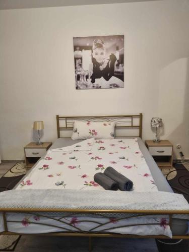 Un dormitorio con una cama con flores. en Gasthaus Weigl en Großmehring