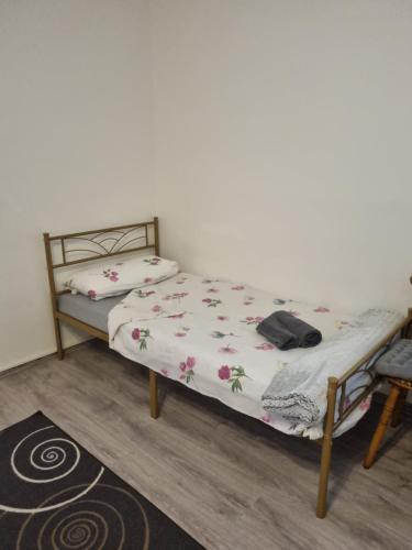 Un dormitorio con una cama con flores. en Gasthaus Weigl en Großmehring