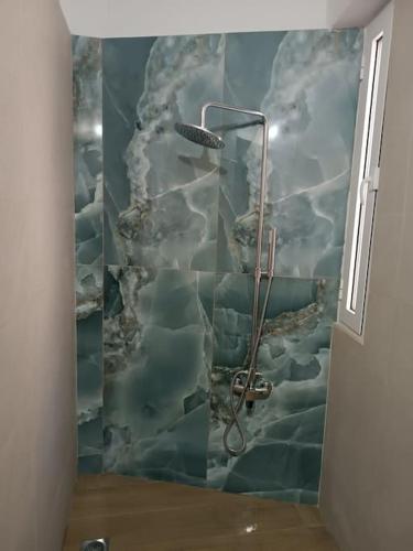 a bathroom with a shower with a snow covered wall at Στούντιο στο κέντρο της Πρέβεζας in Preveza